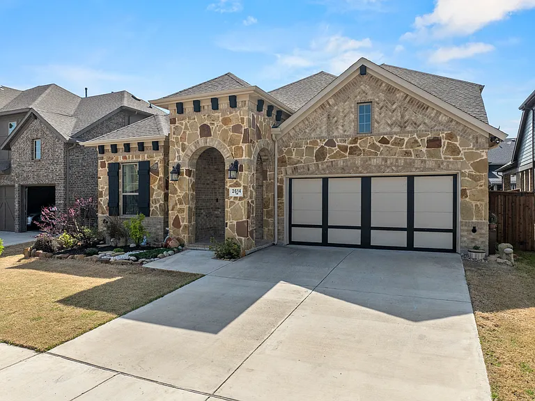 2614 High Bluff Dr — Photo 2