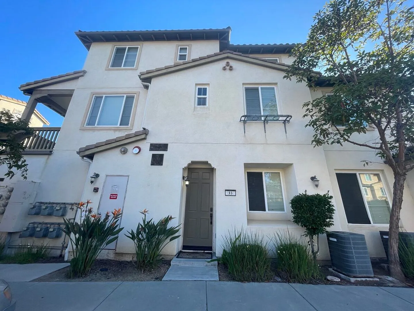 Tri-level townhouse in the heart of Chula Vista — Photo 1