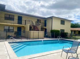 1104 SE 8th St, Cape Coral, FL