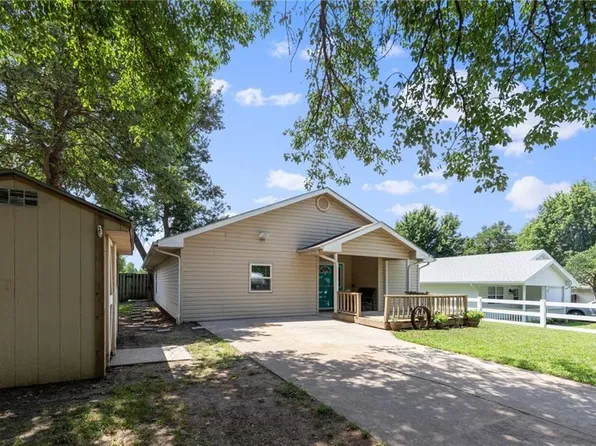 937 La Salle St, Lawrence, KS 66044