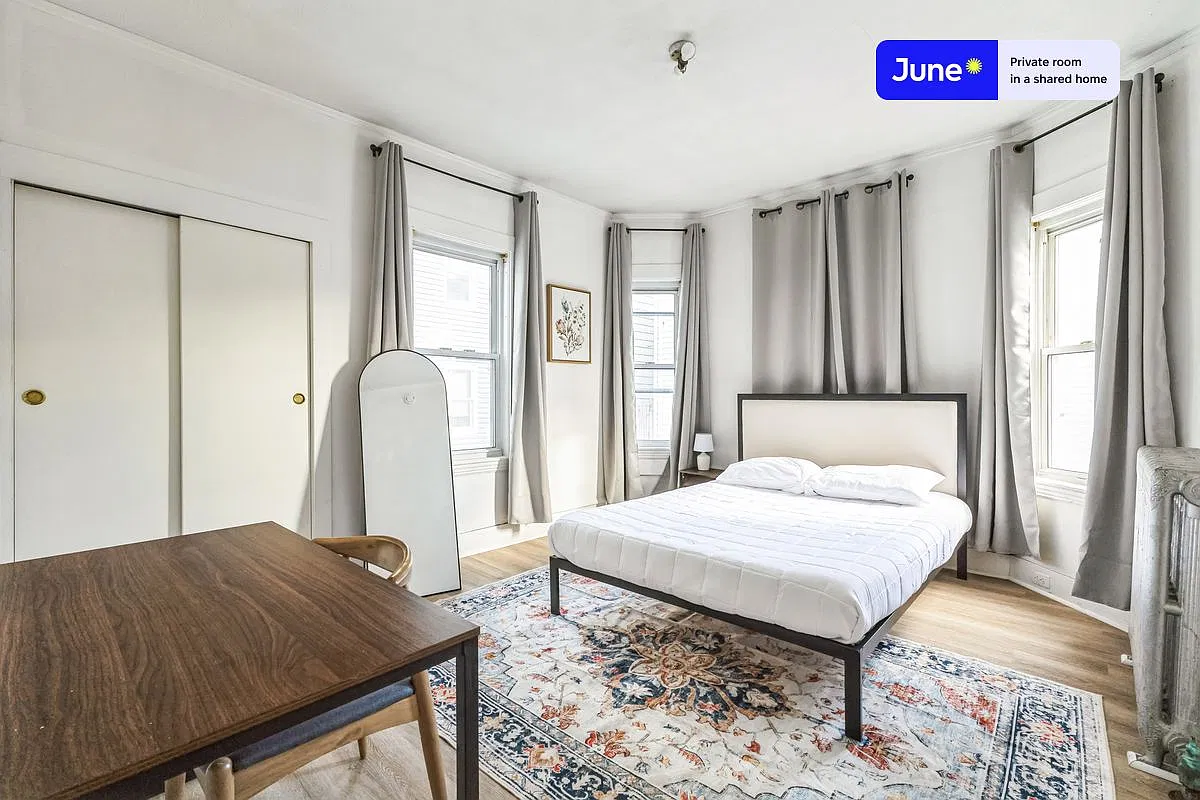Queen bedroom in 5 bed/1 bath home in Harvard Square #1808 A — Photo 1