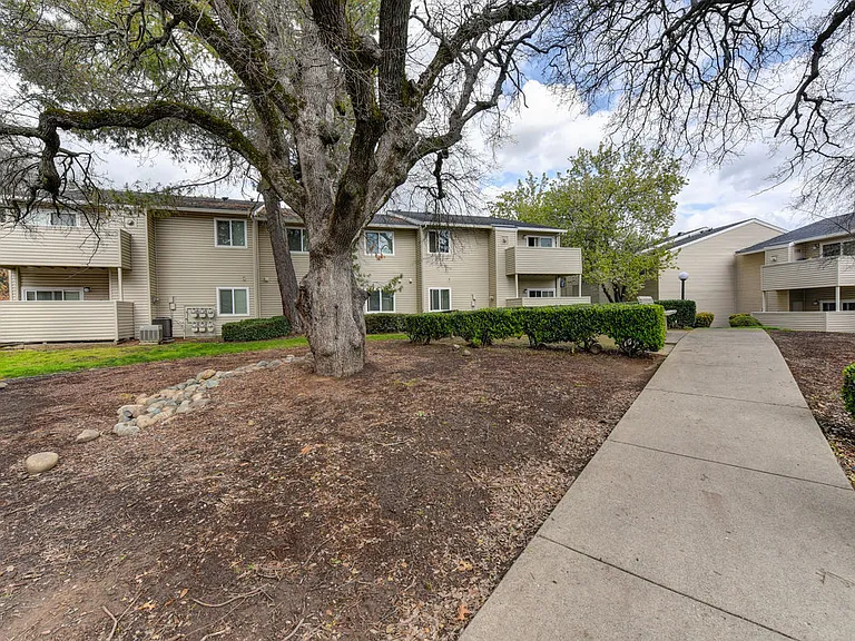 Pepperwood Knoll Apartments — Photo 13