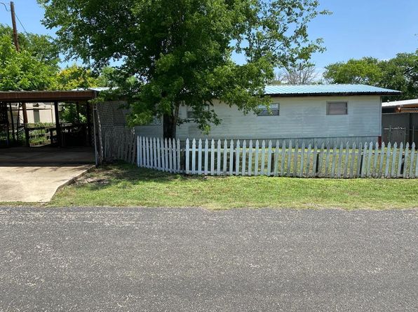 106 S George Muck Dr, Kerrville, TX 78028
