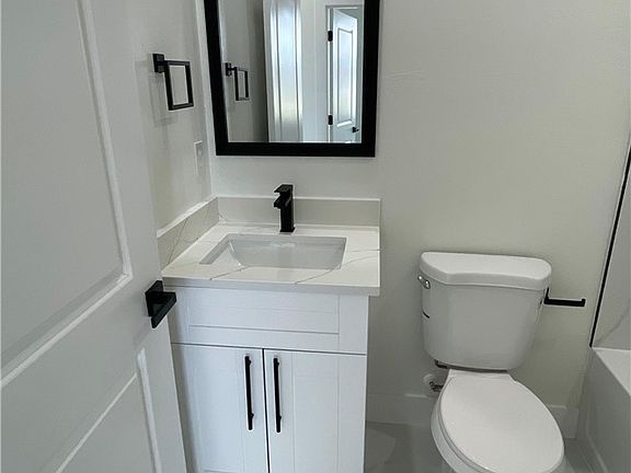 3rd image of 528 Raintree St E
