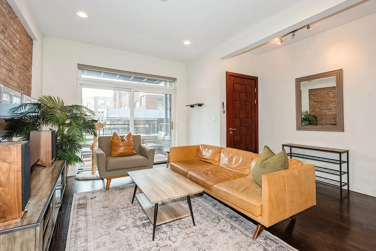 Building Photo - 2322 W Augusta Blvd #1A