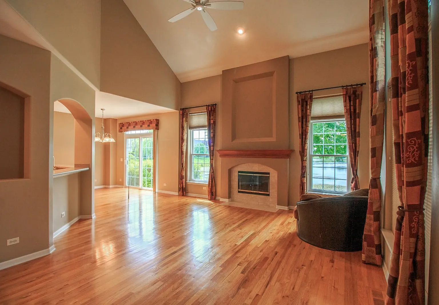3 bed, 3.5 bath, 2634 sqft, $3,800 — Photo 2