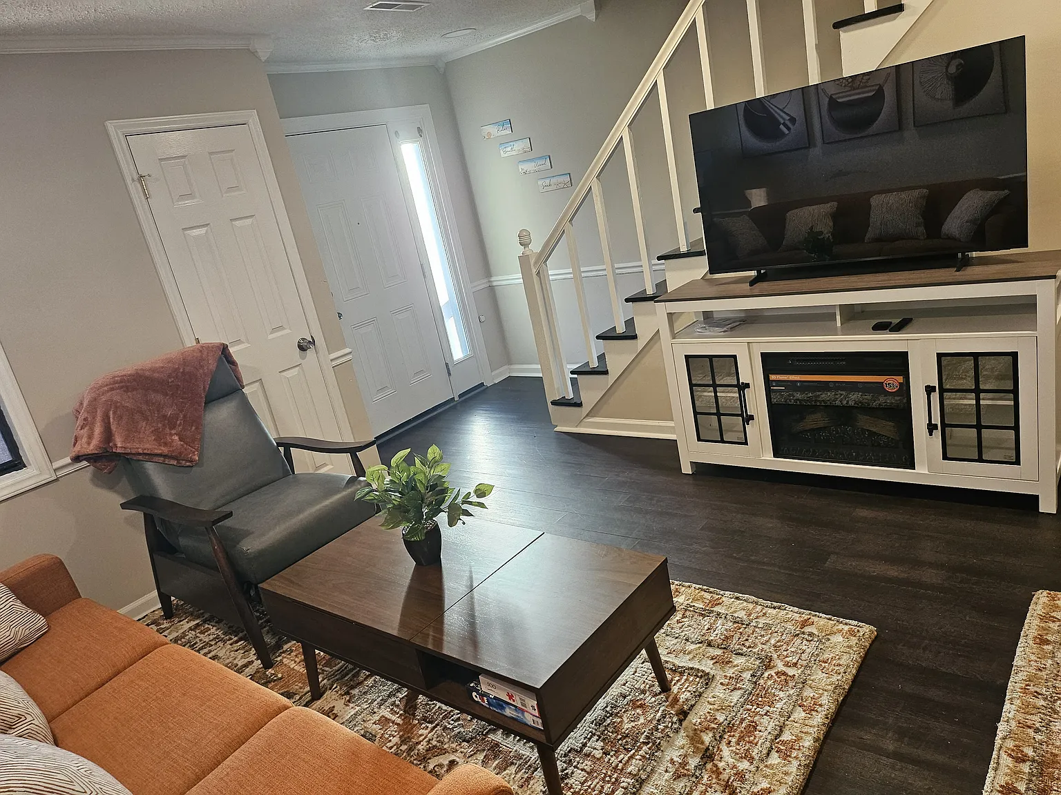 2 bed, 1.5 bath, 1042 sqft, $2,100 — Photo 2