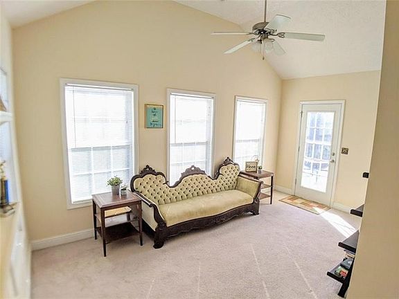 4th image of 950 Golden Meadows Ln