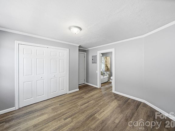 5th image of 834 Murphy St