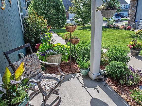 5th image of 2335 Surrey Dr
