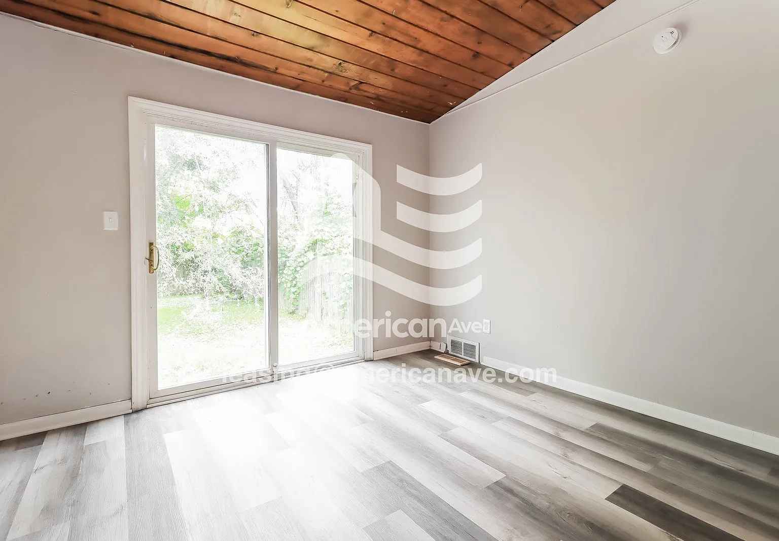 3 bed, 1.0 bath, 1176 sqft, $1,297 — Photo 3