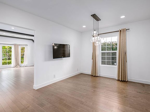 4th image of 2142 Glendon Ave