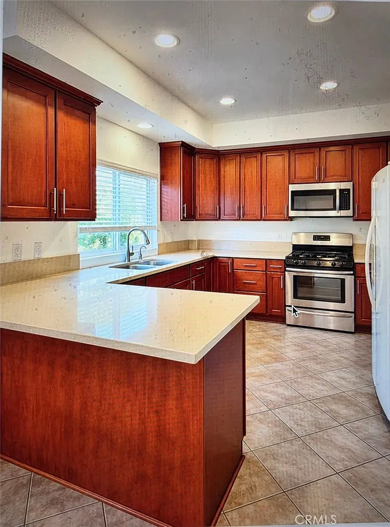 4 bed, 2525 sqft, $5,950 — Photo 4
