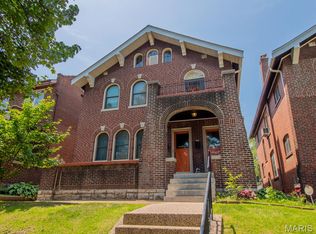 3676 Dover Pl, Saint Louis, MO 63116