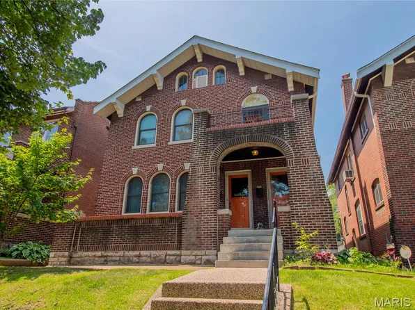 3676 Dover Pl, Saint Louis, MO 63116
