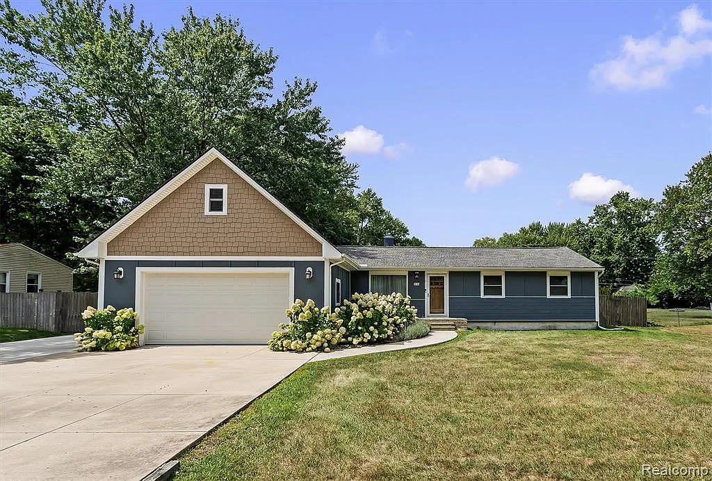 4 bed, 2.0 bath, 2200 sqft, $2,700 — Photo 1