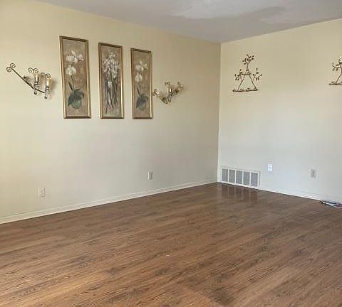3rd image of 2464 Cranden Dr SE
