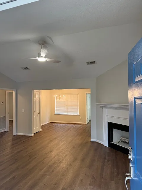 Den - 231 Cove Ct