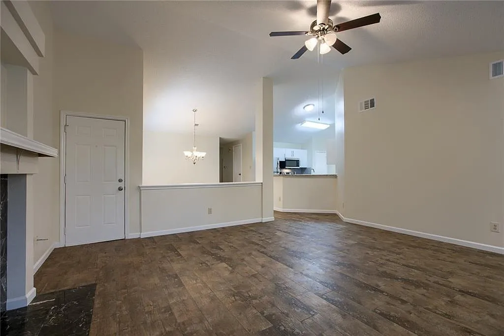 3 bed, 2.0 bath, 1555 sqft, $2,000 — Photo 4