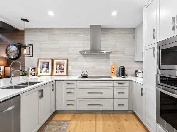 2344 Atkins Ave #306, Pt Coquitlam, BC V3C 1Y8