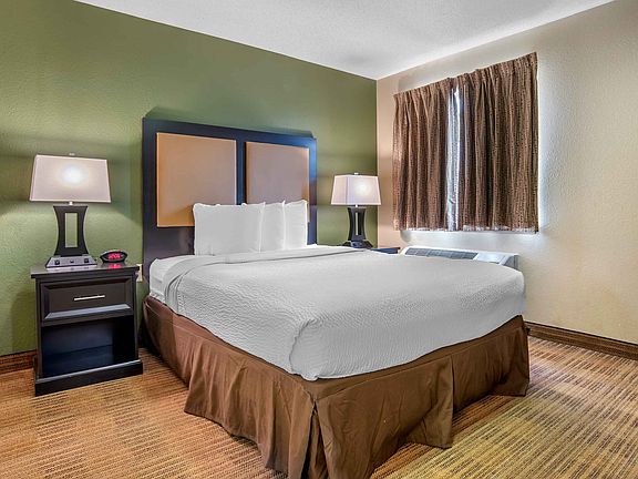 1 Bedroom Suite - 1 Queen Bed