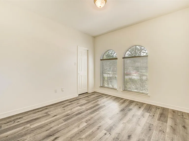 8803 Memorial Creek Dr — Photo 38