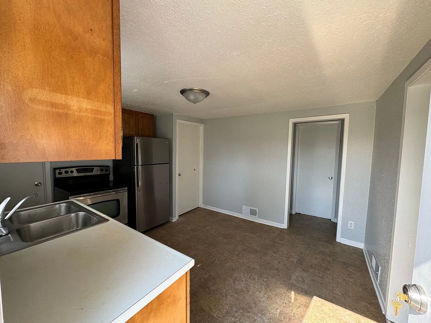 Great Location smaller 2 bedroom house with a large garage and yard — Photo 3