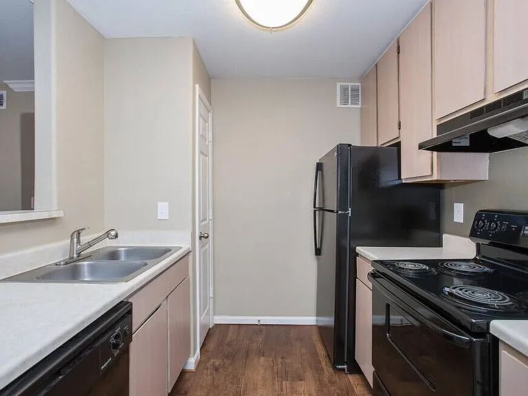 Kingsgate Apartments — Photo 26