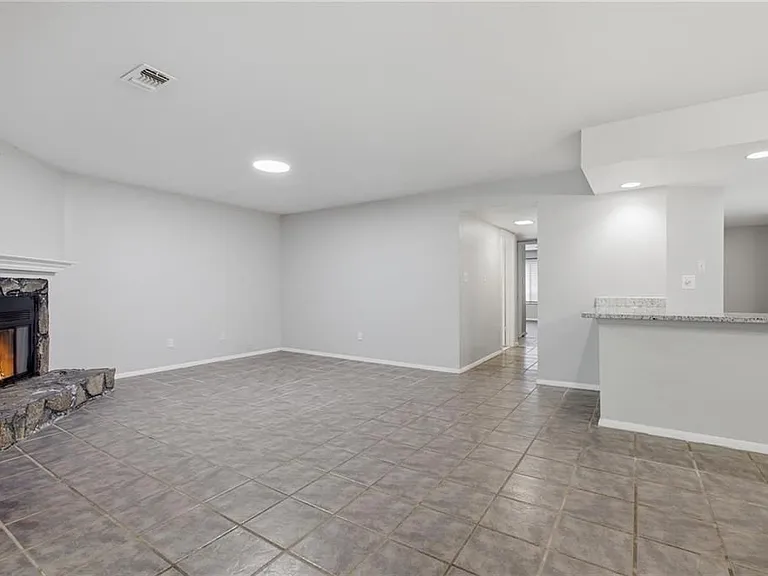 2183 Surrey Ct — Photo 15