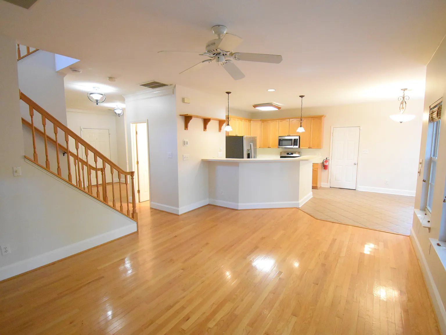 3 bed, 2.5 bath, 2132 sqft, $1,995 — Photo 2