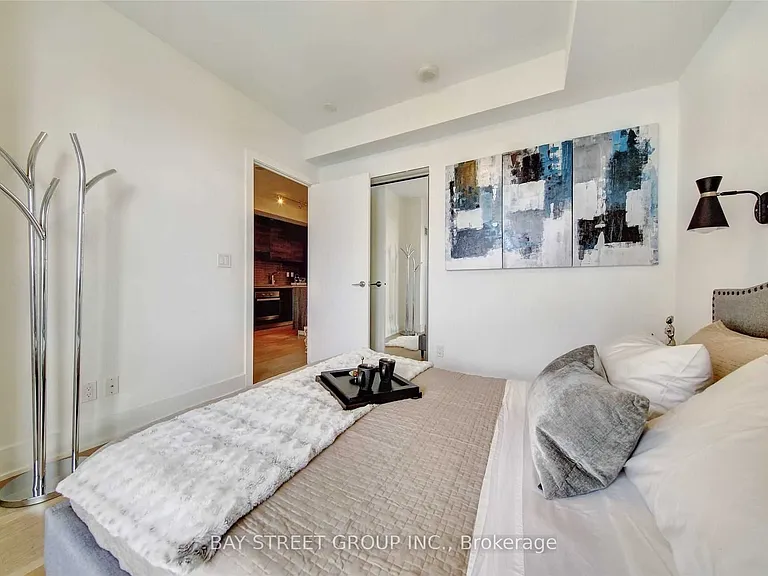 200 Bloor St W #1409 — Photo 32
