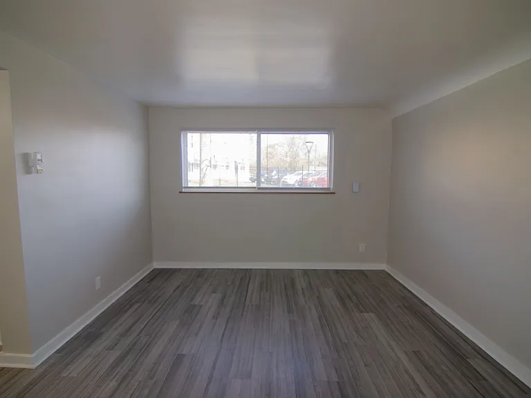 Newly Upgraded Apartments -The Courtyard at Park Hills, Minutes from Downtown — Photo 2