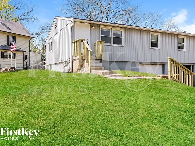 5042 N Bellaire Ave — Photo 2