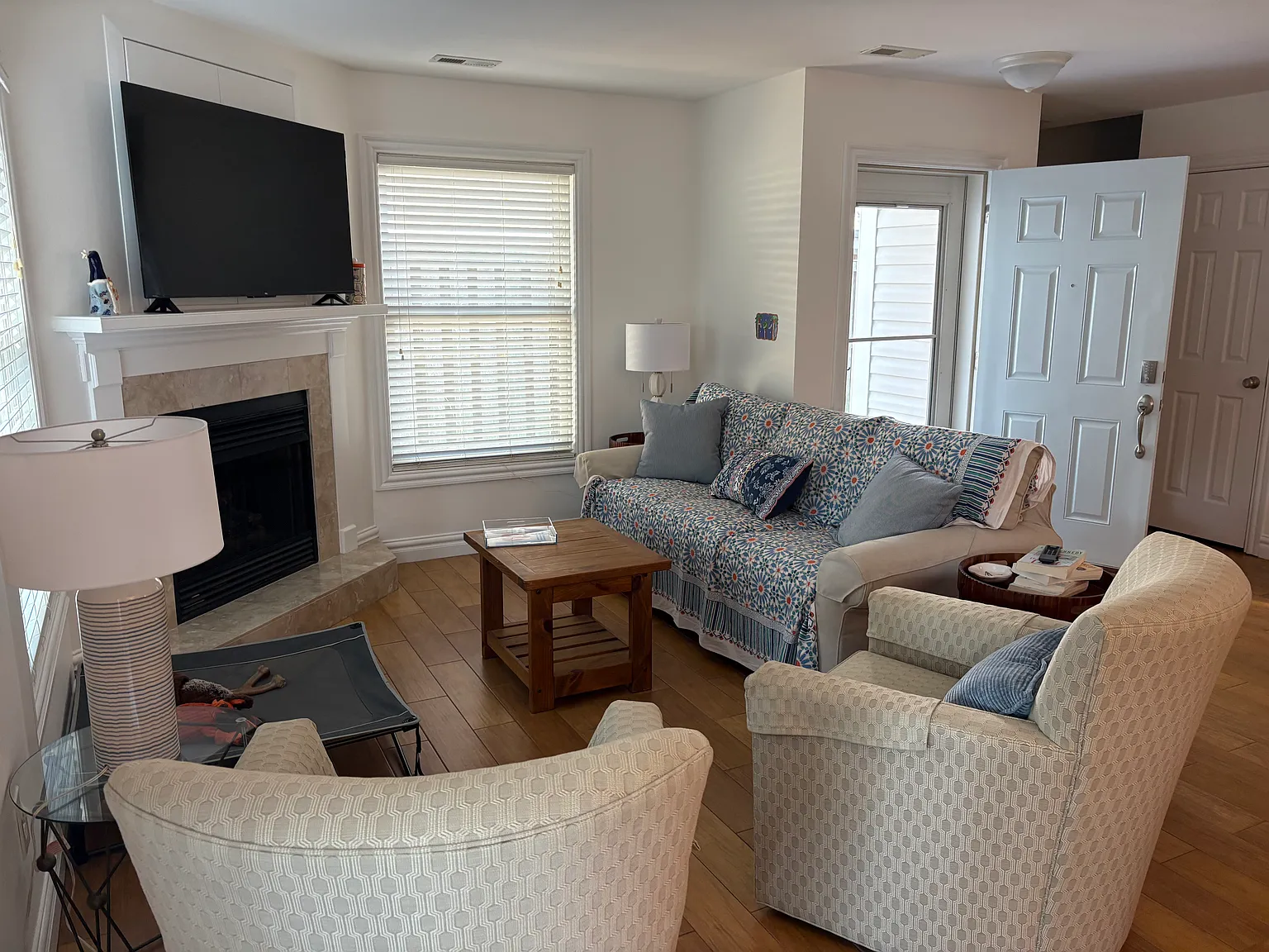 2 bed, 2.5 bath, 1256 sqft, $3,000 — Photo 3