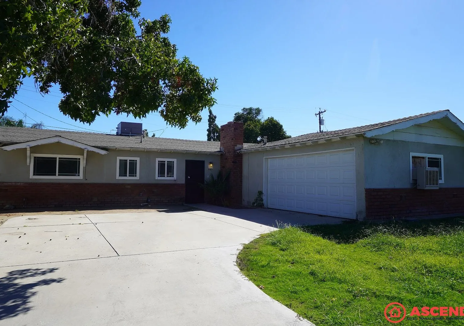 Beautiful 3BR/2BA with Garage Pet Friendly, Utilities Included! — Photo 1