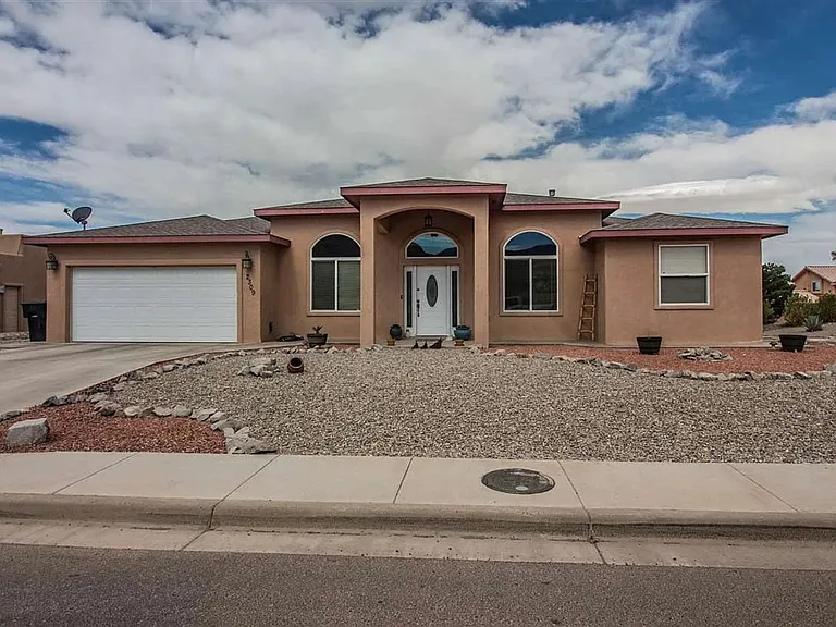 2309 Saguaro Loop — Photo 1