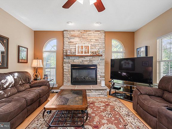 4th image of 2309 Queensbury Dr