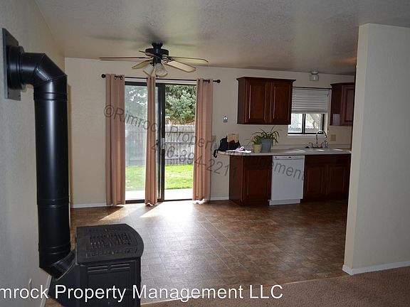 5th image of 585 Acorn Pl