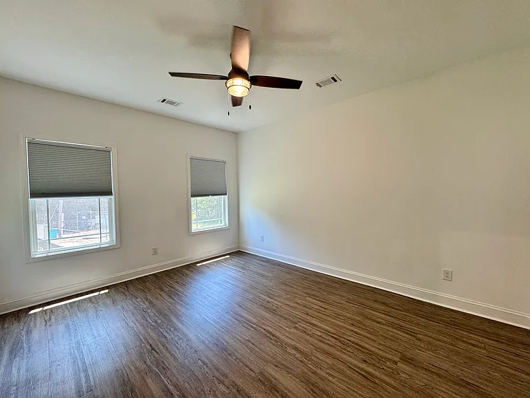 Main Bedroom - 14'8"x11'11"