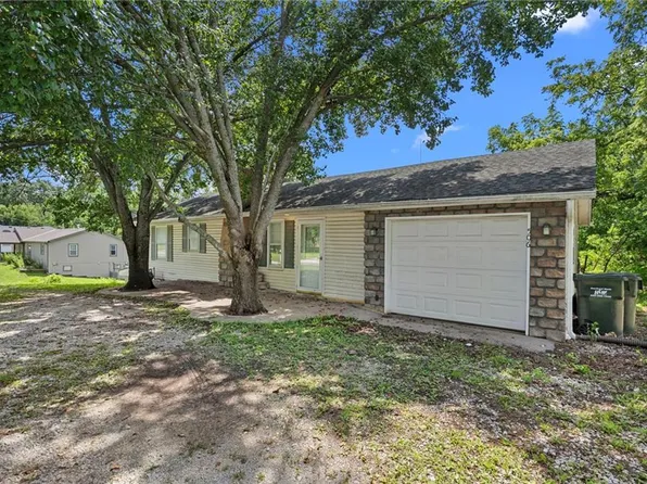 506 N Bynum Rd, Lone Jack, MO 64070
