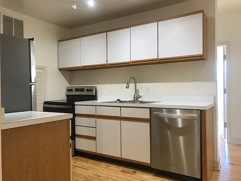 692 N High St — Photo 3