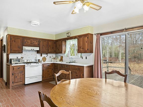3rd image of 6 Pembroke Dr