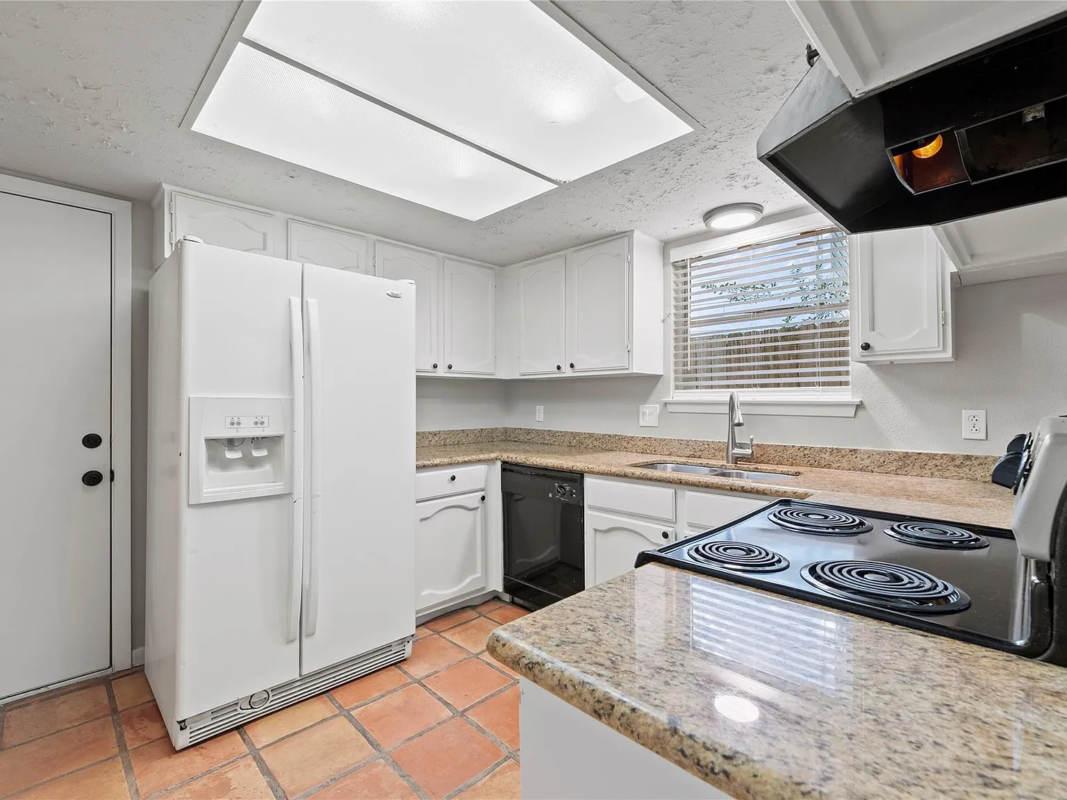 4 bed, 2.0 bath, 1865 sqft, $1,875 — Photo 4