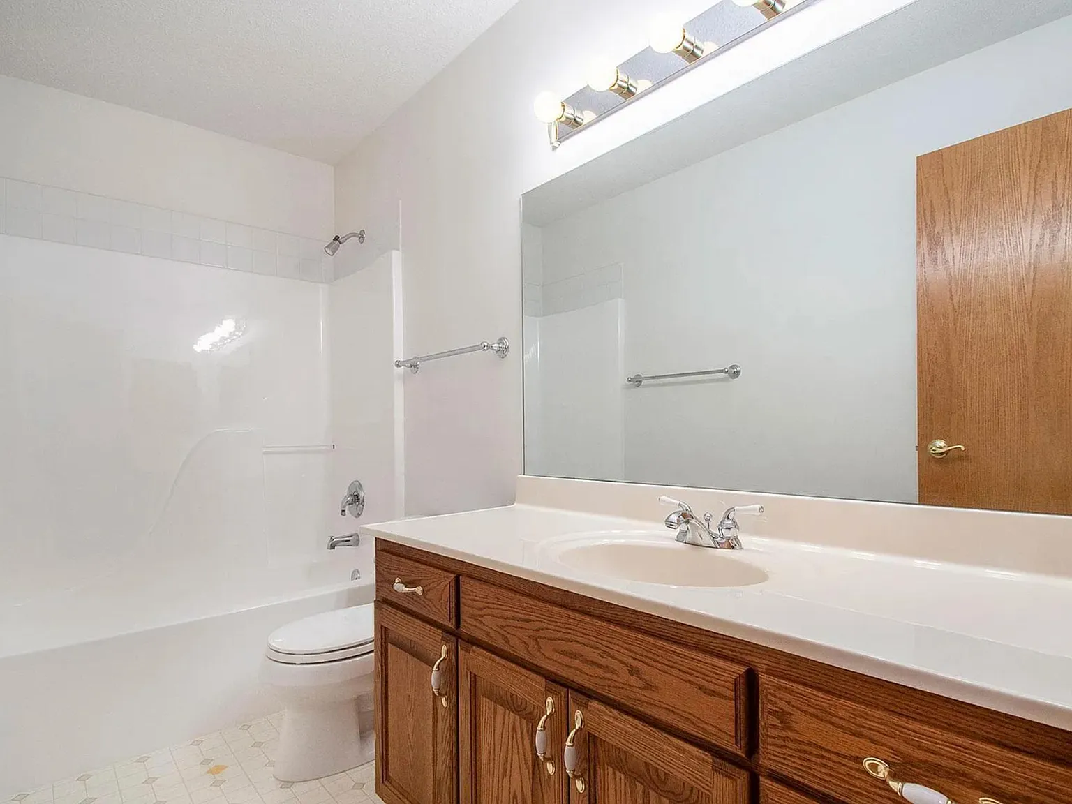 4 bed, 2534 sqft, $3,100 — Photo 2