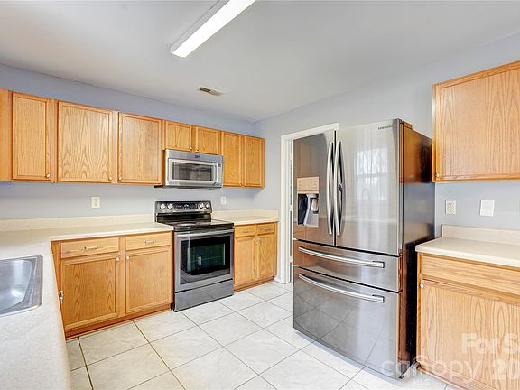 4th image of 4024 Larkhaven Village Dr