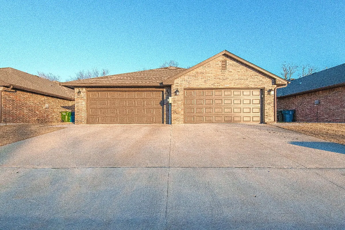 3 bed, 2.0 bath, 1216 sqft, $1,495 — Photo 2