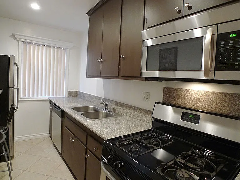 Edgemont Apts — Photo 53