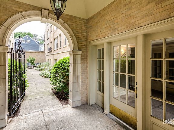 2nd image of 1737 W Balmoral Ave APT 2C
