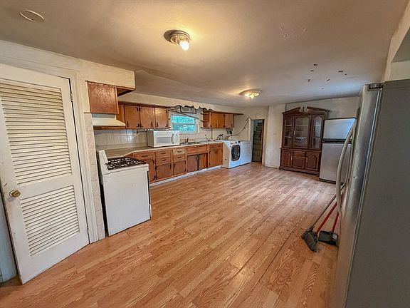 4th image of 32 Oliver St