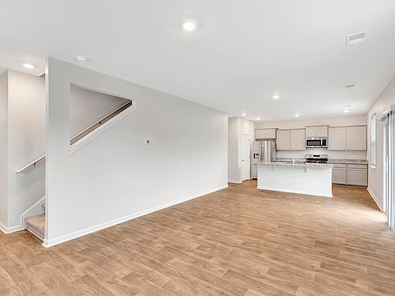 4th image of 575 Wayton Cir